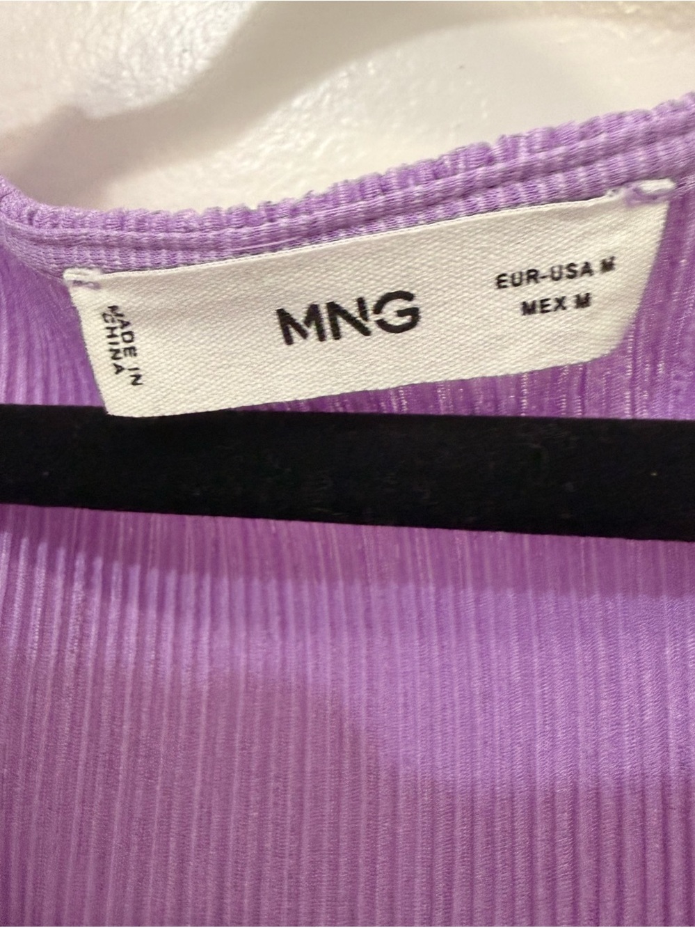 Mango plissé tie-up top w/ short puff sleeves and an elastic waist. - Picture 6 of 9